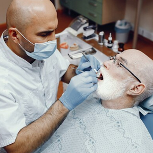 Can cosmetic dentists place dental implants in Edison?